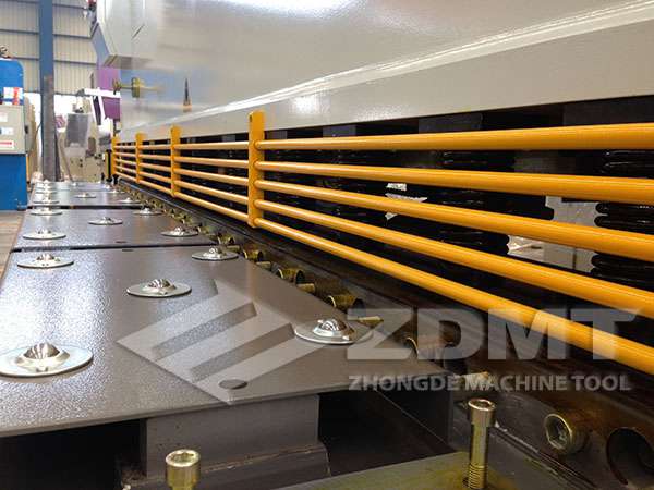 簡易式防護(hù)欄和球面工作臺.jpg 簡易式防護(hù)欄和球面工作臺.jpg