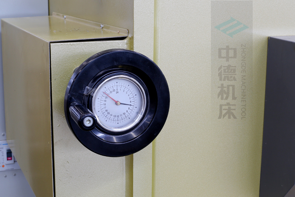 ZDG-640刀片間隙調(diào)節(jié)裝置，設置在機架前面，并有刻度顯示，調(diào)節(jié)方便.jpg