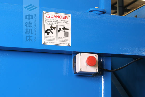 ZDSK-1632剪板機后部緊急停止按鈕，最大程度保障工人安全.jpg