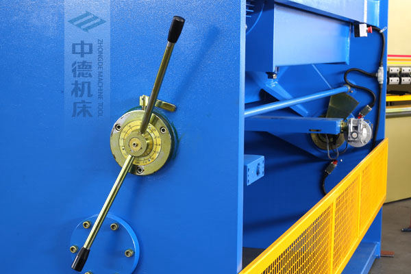 ZDS-432剪板機刀片間隙手動調(diào)節(jié)器，刻度清淅，調(diào)節(jié)省力又簡便.jpg